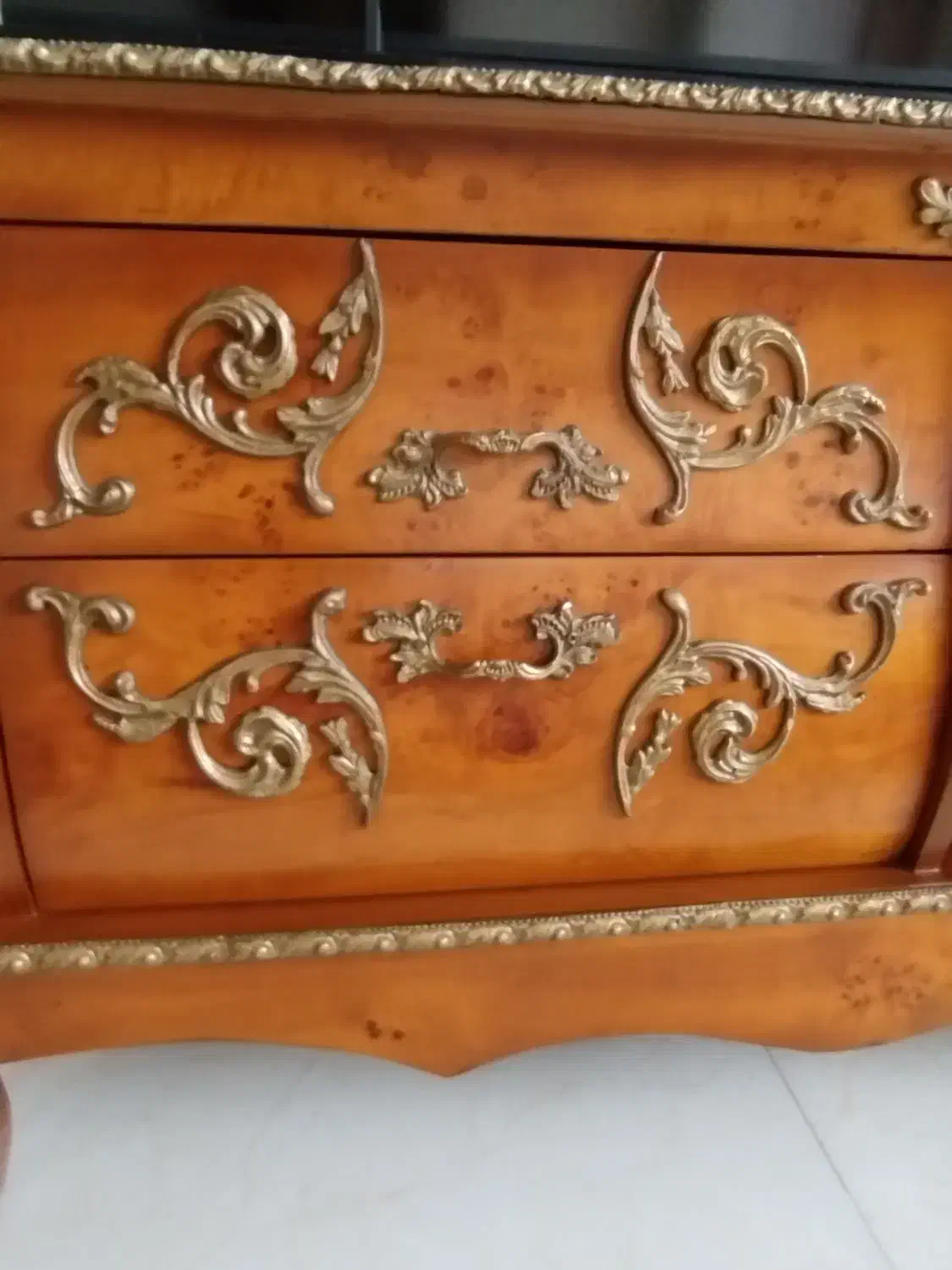 میز تی وی معرق و برنز کاری شده در حد نو|میز تلویزیون|فردیس, شهرک هفده شهریور|دیوار