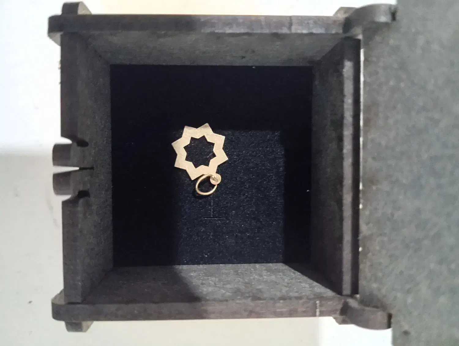 طلای نو استفاده نشده|جواهرات|رباط‌کریم, رباط‌کریم|دیوار