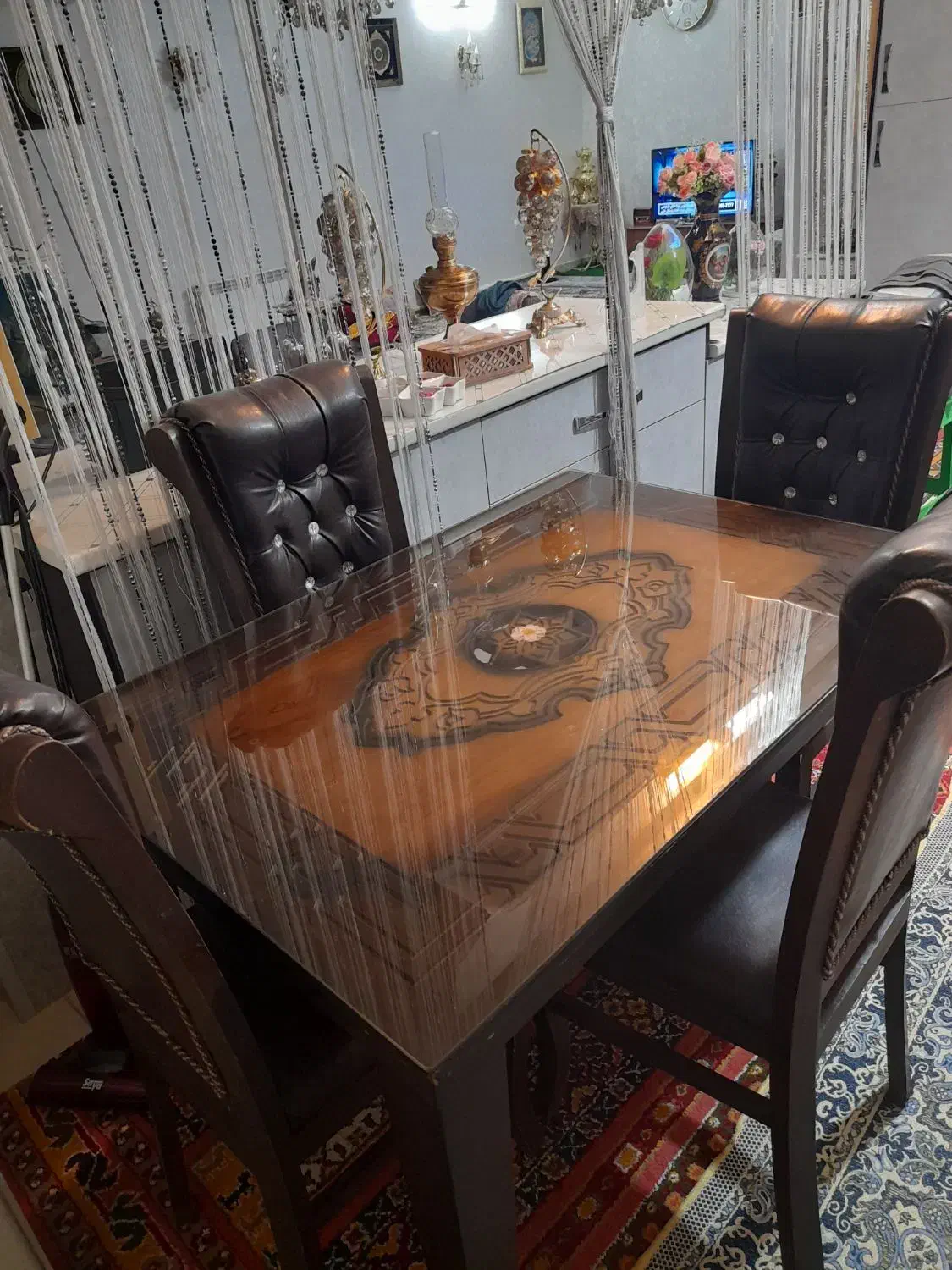 میز ناهارخوری ۴نفره خیلی نو قیمت ۳۰۰۰۰۰۰۰تومان|میز و صندلی غذاخوری|بروجرد, |دیوار