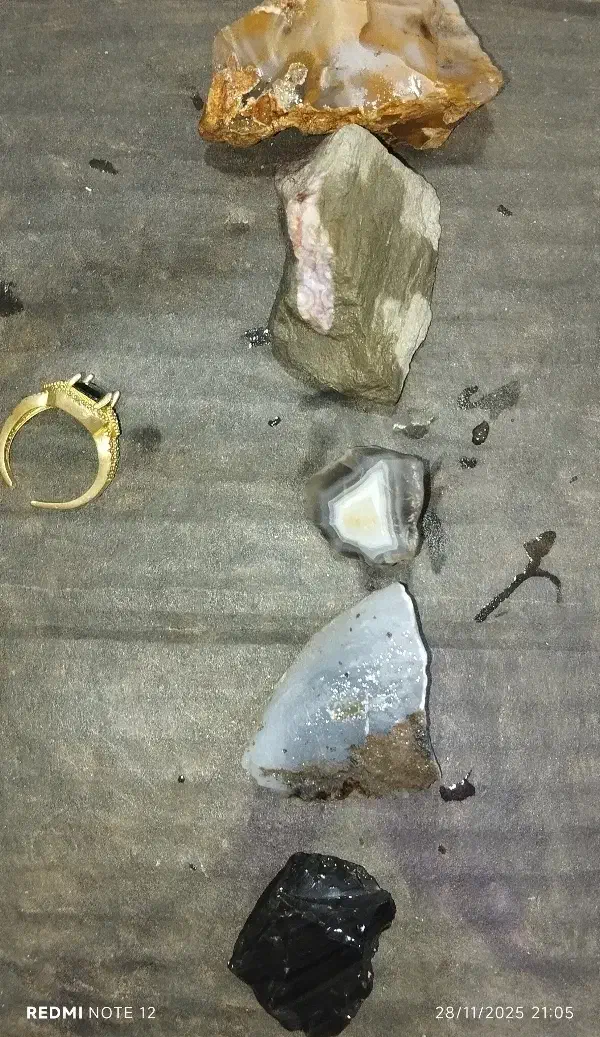 چند تکه عقیق عسلی، سلیمانی ،سیاه،ابی|کلکسیون اشیاء عتیقه|چالدران, |دیوار