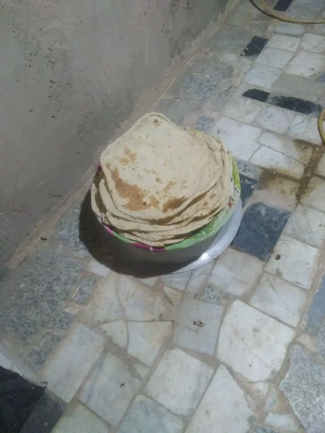 نون محلی|خوردنی و آشامیدنی|راور, |دیوار