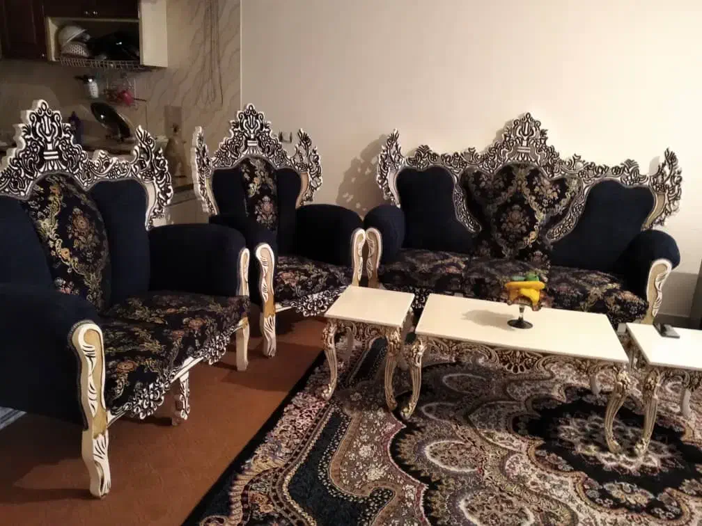 مبل 7نفره بسیار تمیزوشیک همراه سه عدد میز جلو مبلی|مبلمان خانگی و میز عسلی|برخوار, |دیوار