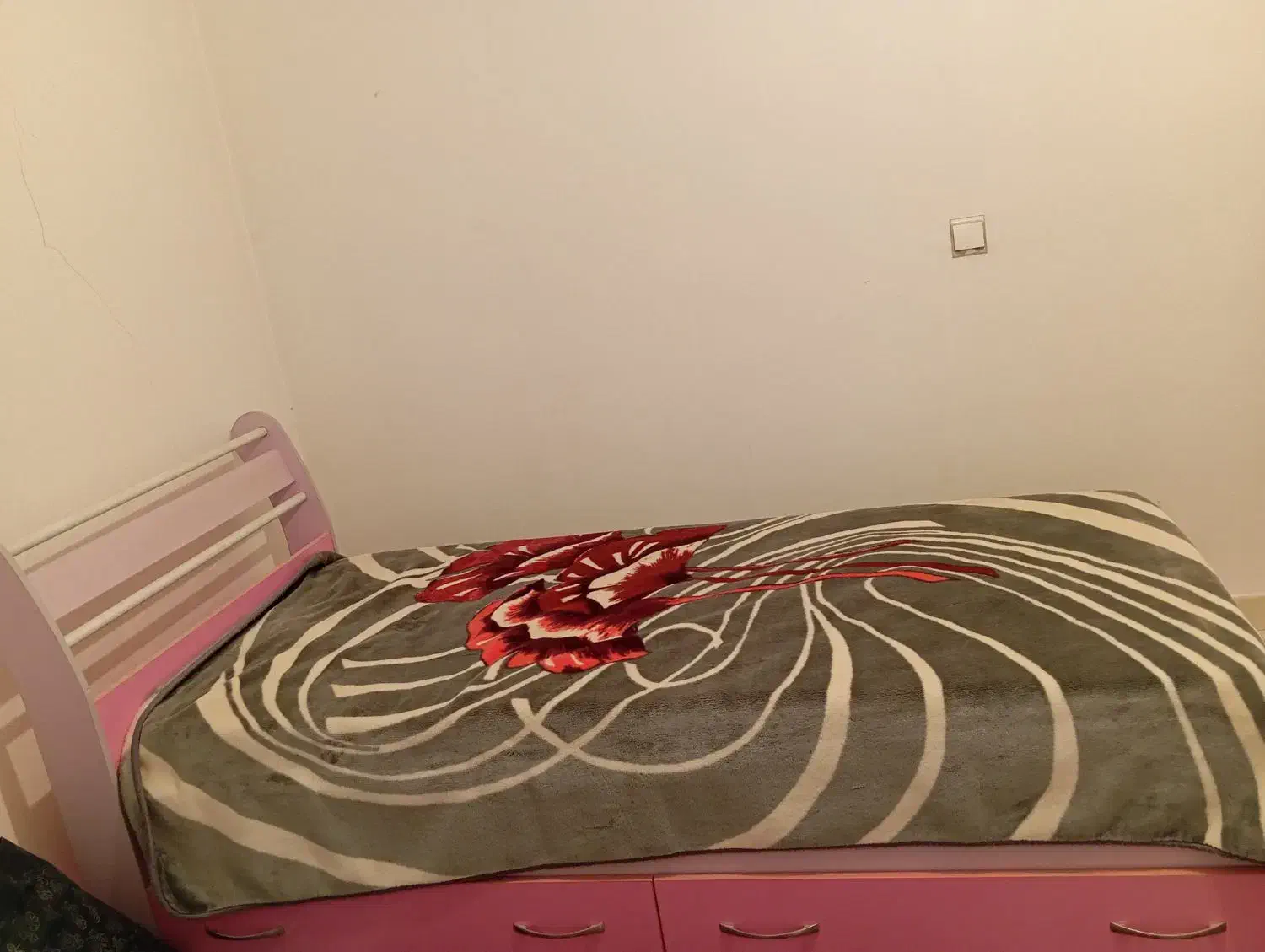 تخت یک نفره و کمد|تشک تختخواب|بیجار, |دیوار