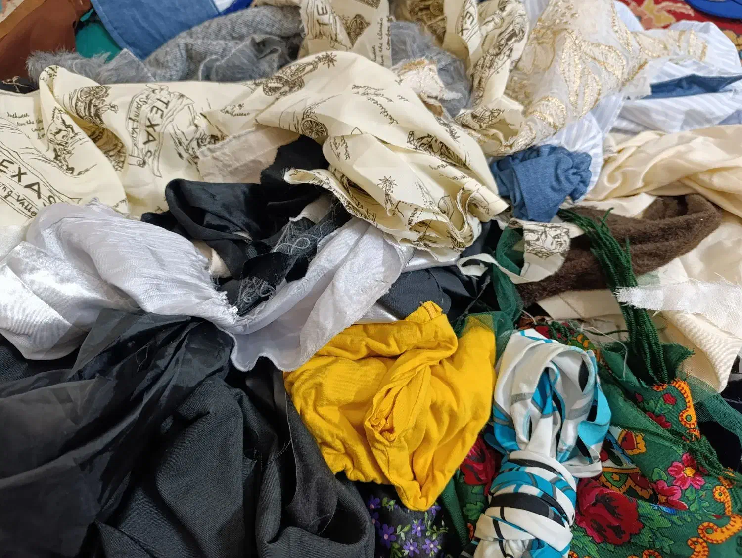 پارچه های تیکه ای از همه نوع جنس|لوازم خیاطی و بافتنی|تبریز, |دیوار