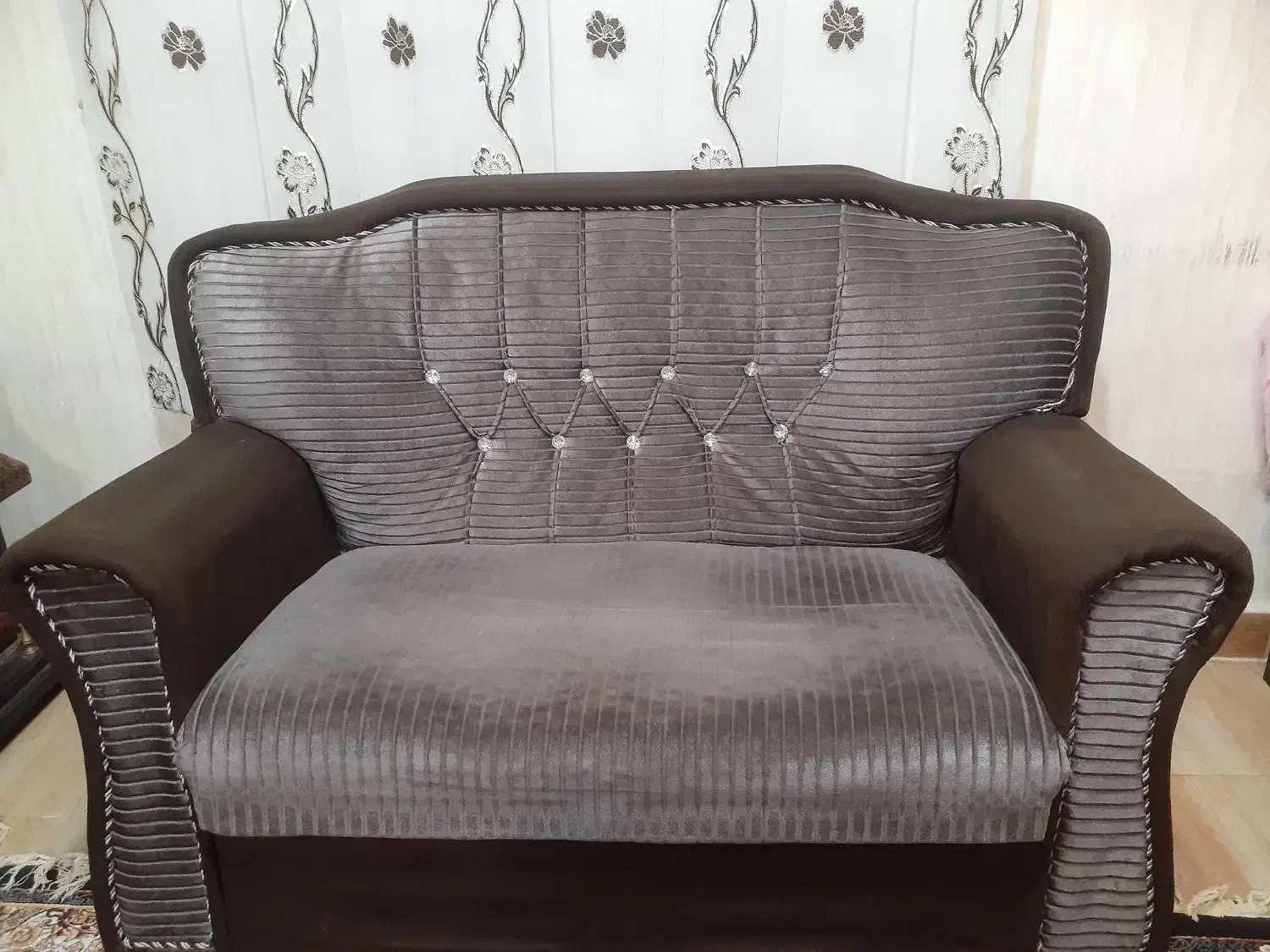 مبل راحتی ۷ نفره|مبلمان خانگی و میز عسلی|رشت, دخانیات|دیوار