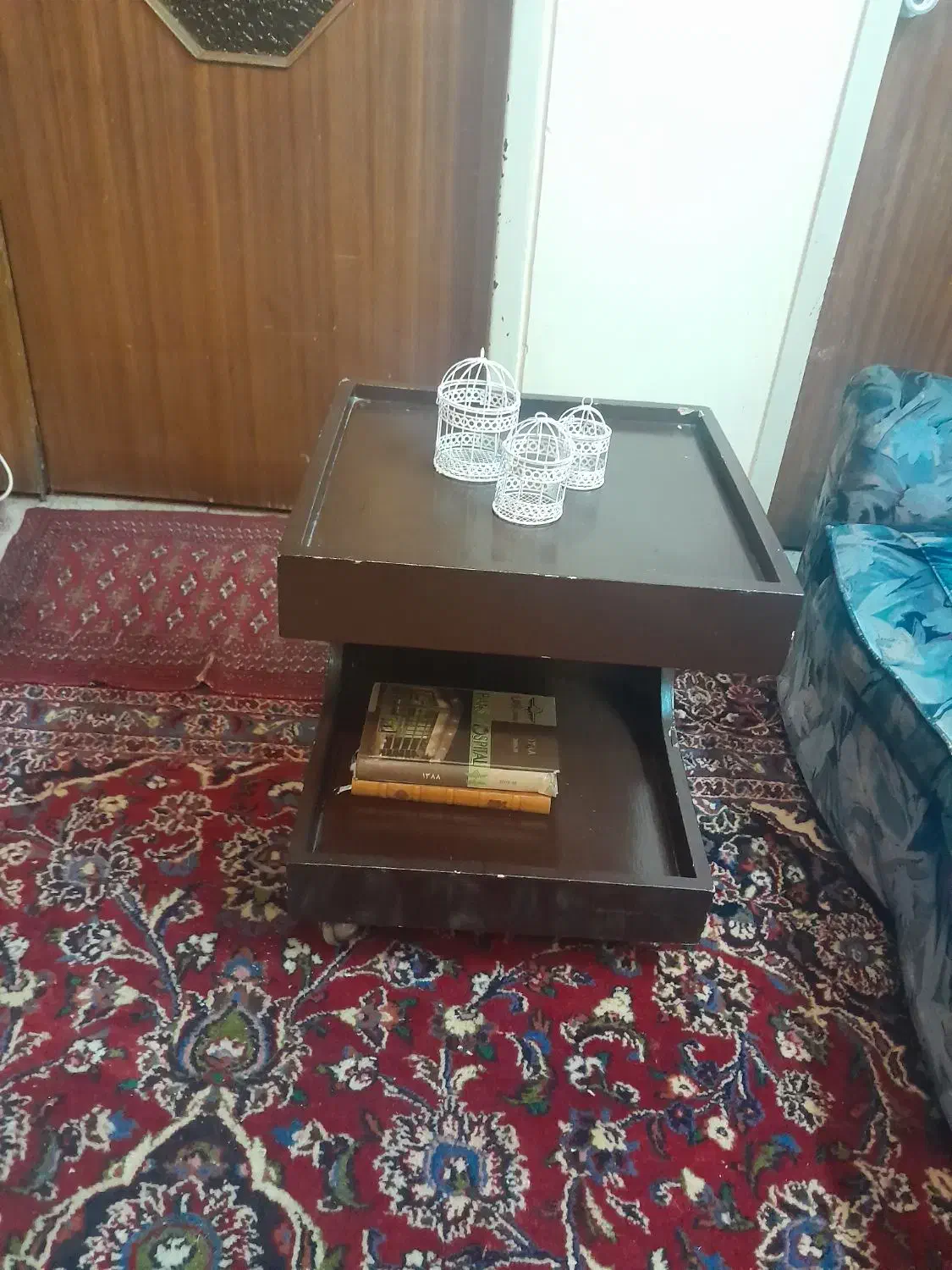 میز چوبی چرخدارسالم ومحکم رنگ قهوه ای تیره|مبلمان خانگی و میز عسلی|تهران, علم و صنعت|دیوار