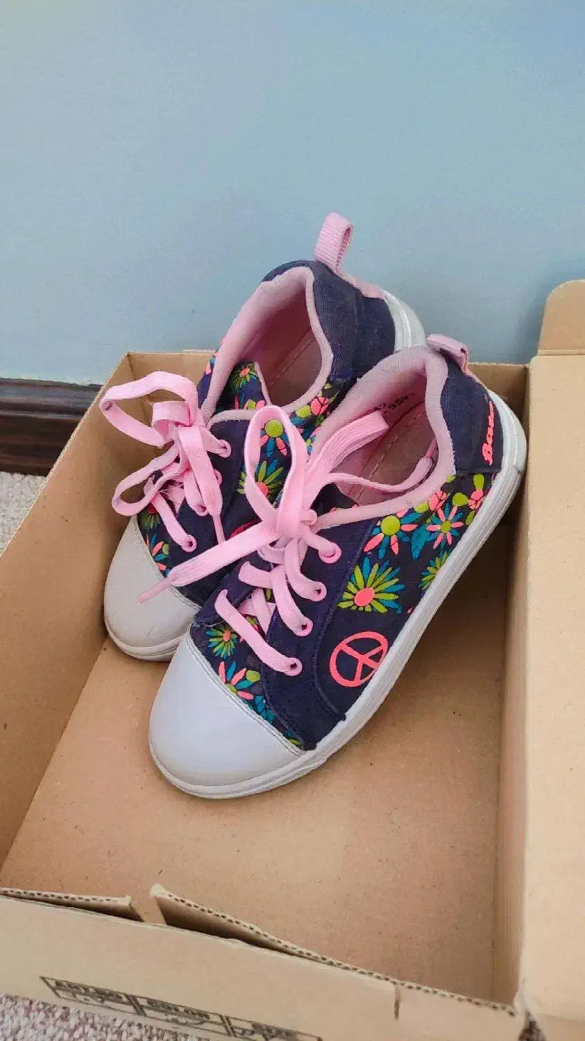 دو عدد کتونی سایز ۳۰ در حد نو و سالم و بسیارر تمیز|کفش و لباس بچه|تهران, پردیسان|دیوار