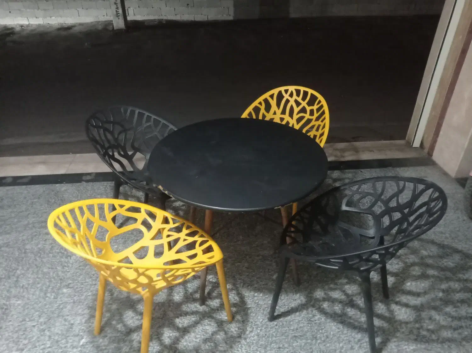 میز و صندلی|کافی‌شاپ و رستوران|رشت, باهنر|دیوار