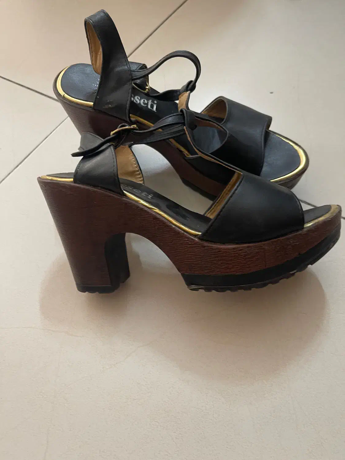 آگهی فروش صندل پاشنه طرح‌چوبی|کیف، کفش، کمربند|پرند, فاز ۰|دیوار