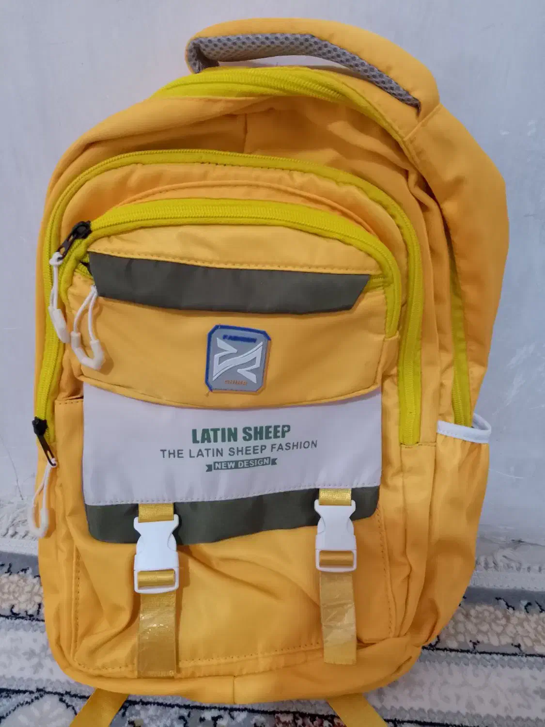 کیف مدرسه|کیف، کفش، کمربند|بومهن, |دیوار