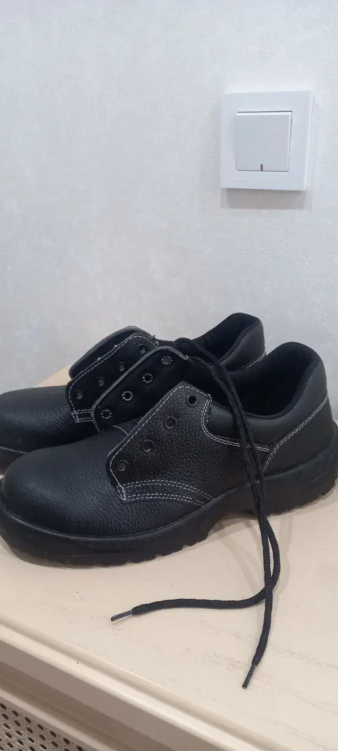 کفش کار|کیف، کفش، کمربند|هشتگرد, شهرک بعثت|دیوار