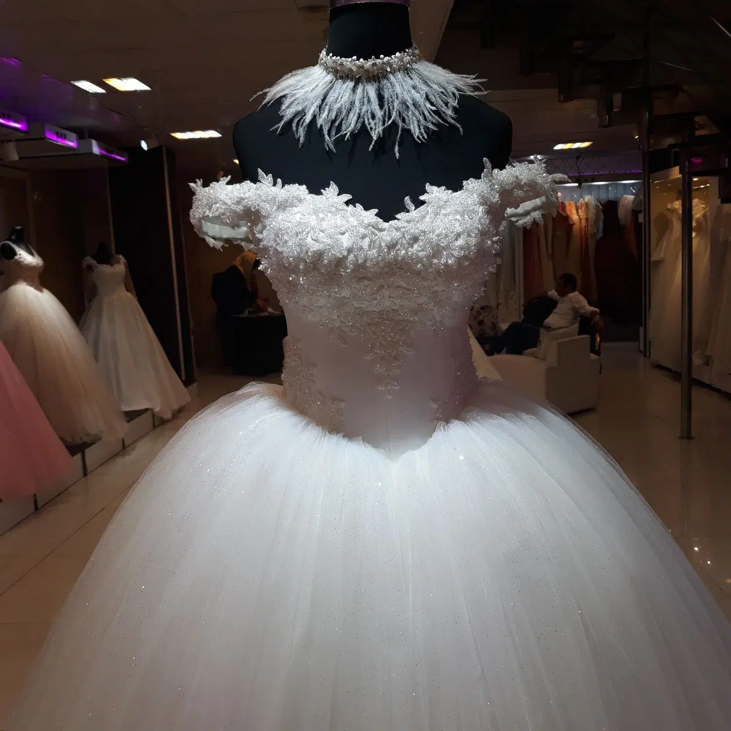 لباس عروس در حد نو|لباس|اندیشه, اندیشه فاز ۴|دیوار