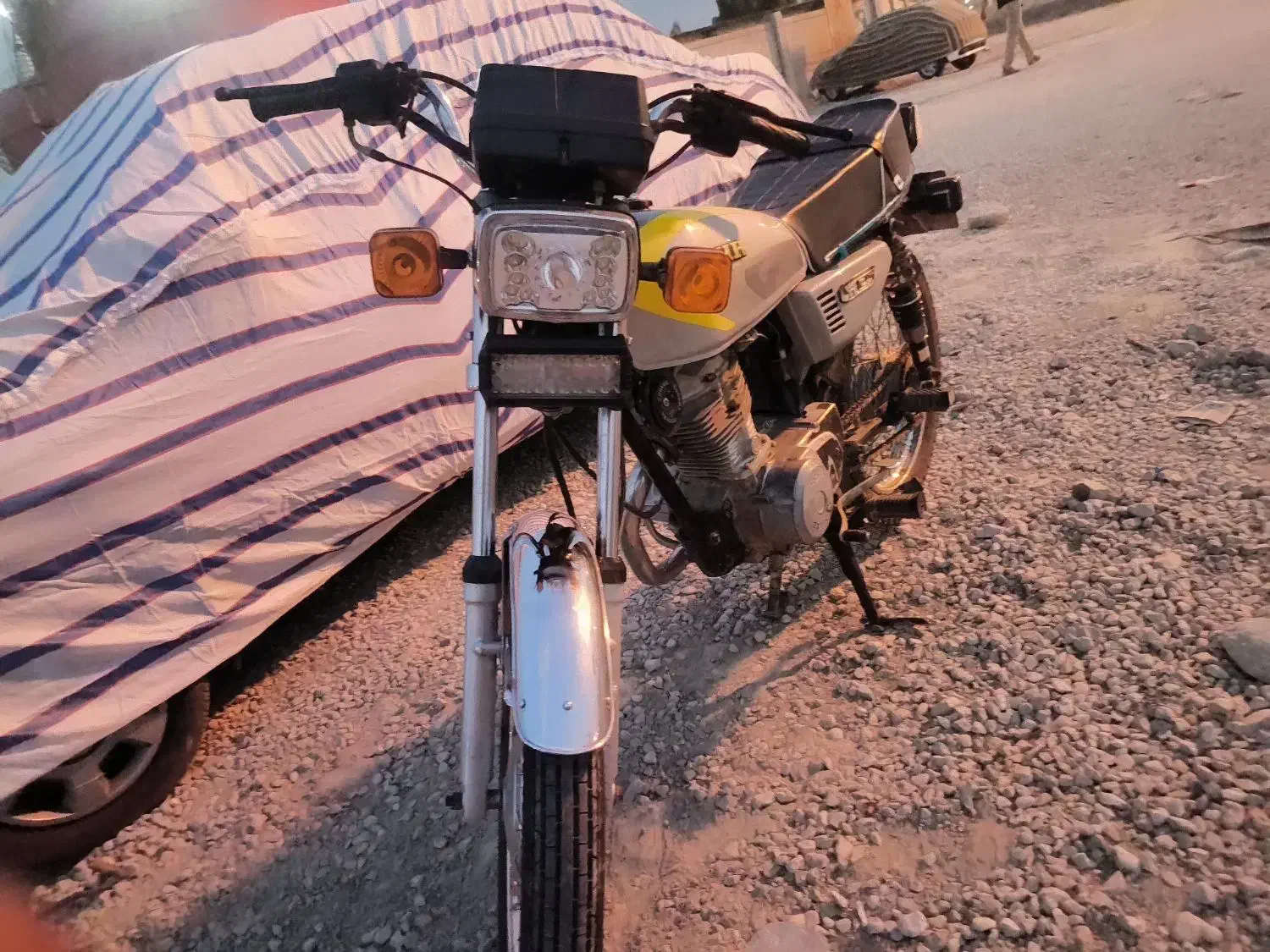 فروشی|موتورسیکلت|رودخانه, |دیوار