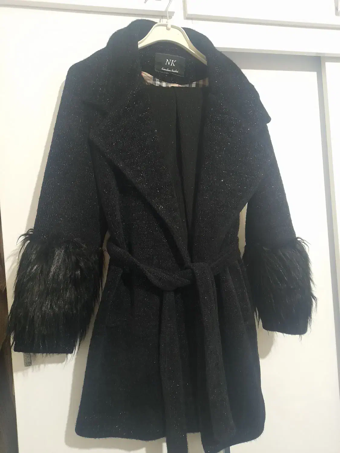 پالتو|لباس|اهر, |دیوار