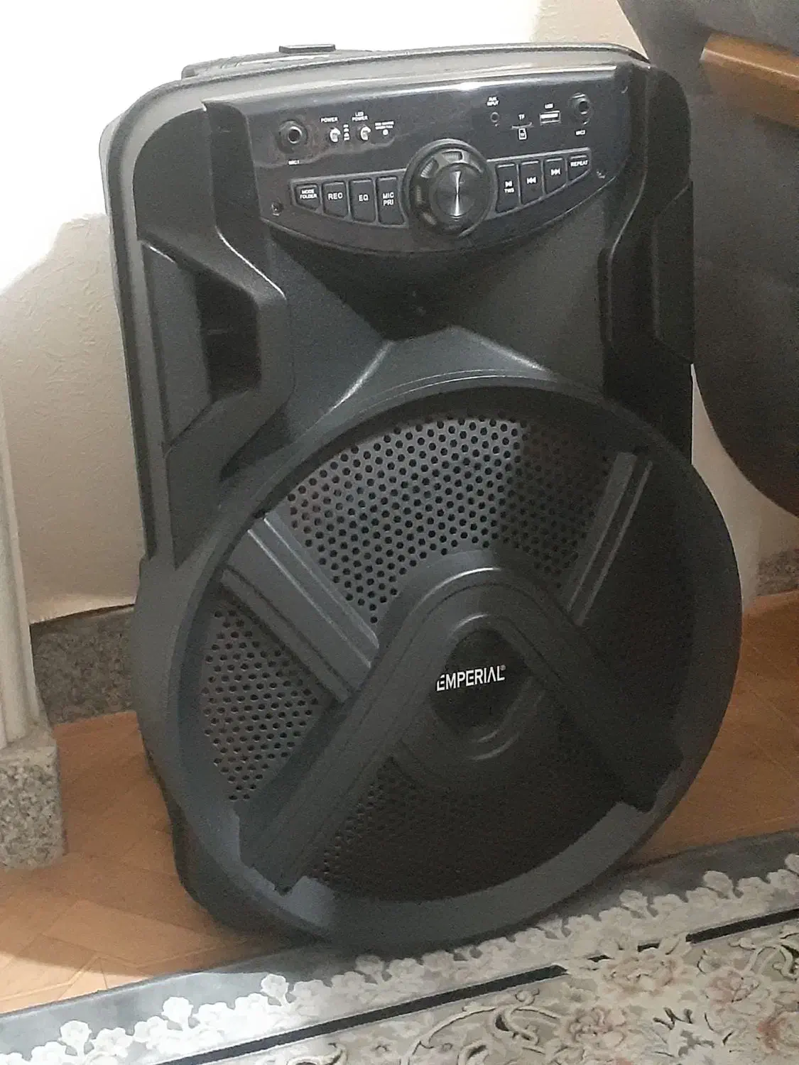 باند امپریال|صوتی و تصویری|بابل, |دیوار