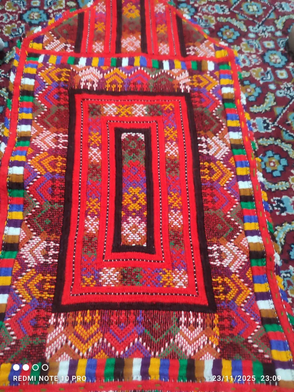 زی آستین|لباس|مهرستان, |دیوار