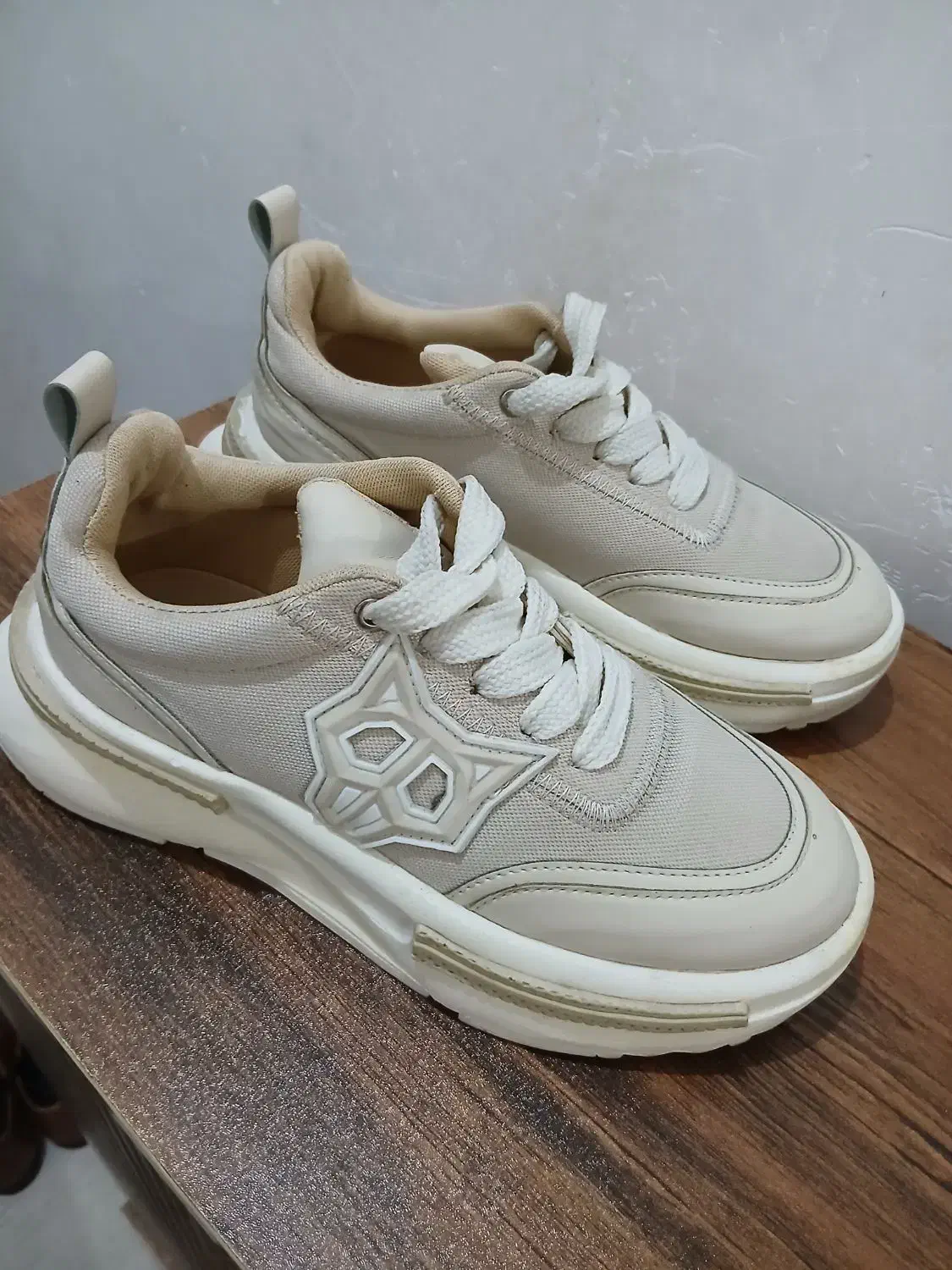 کتونی|کیف، کفش، کمربند|رشت, پل تالشان|دیوار