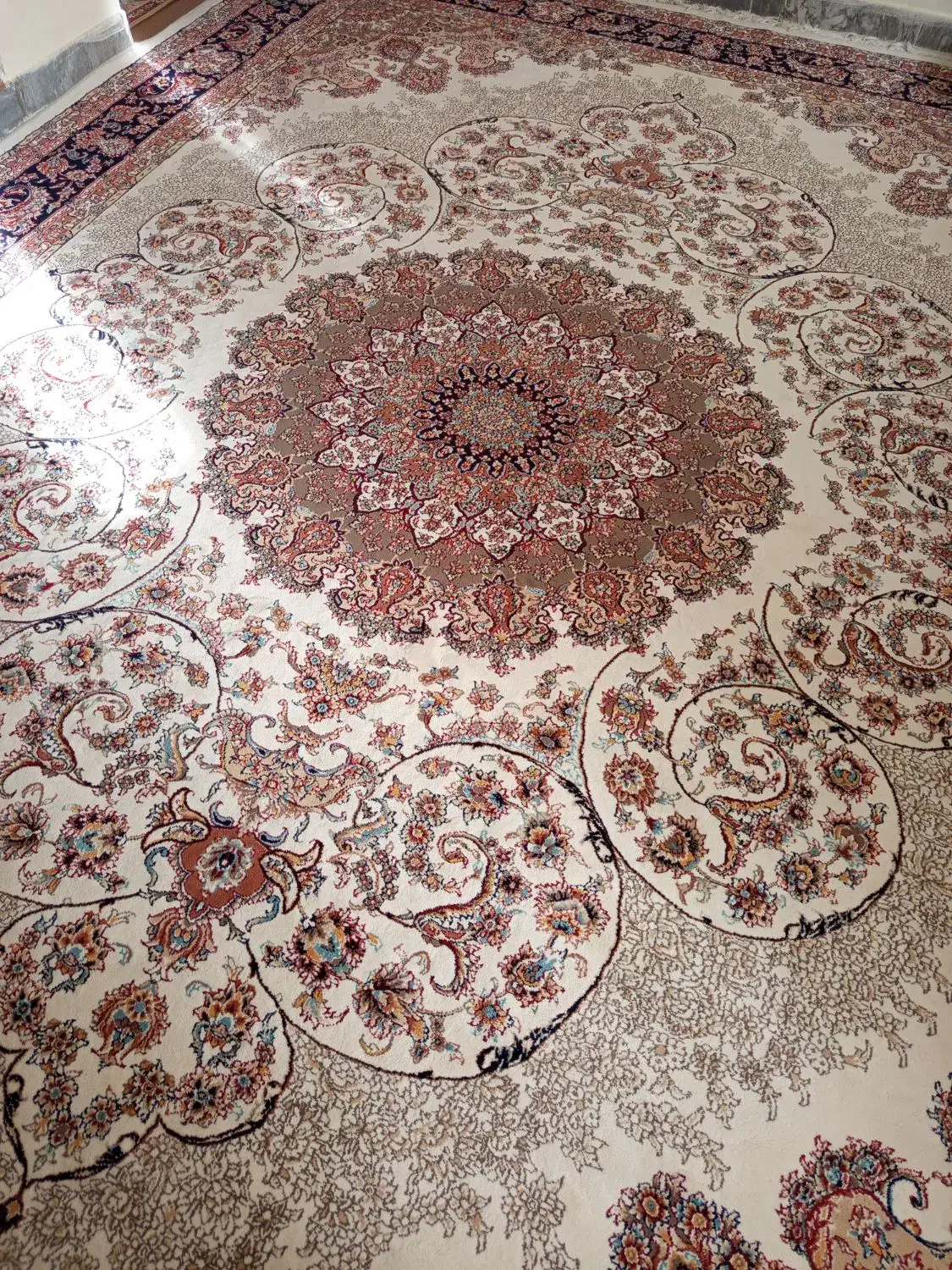 دو تخته فرش کرم رنگ|فرش|ایلام, |دیوار