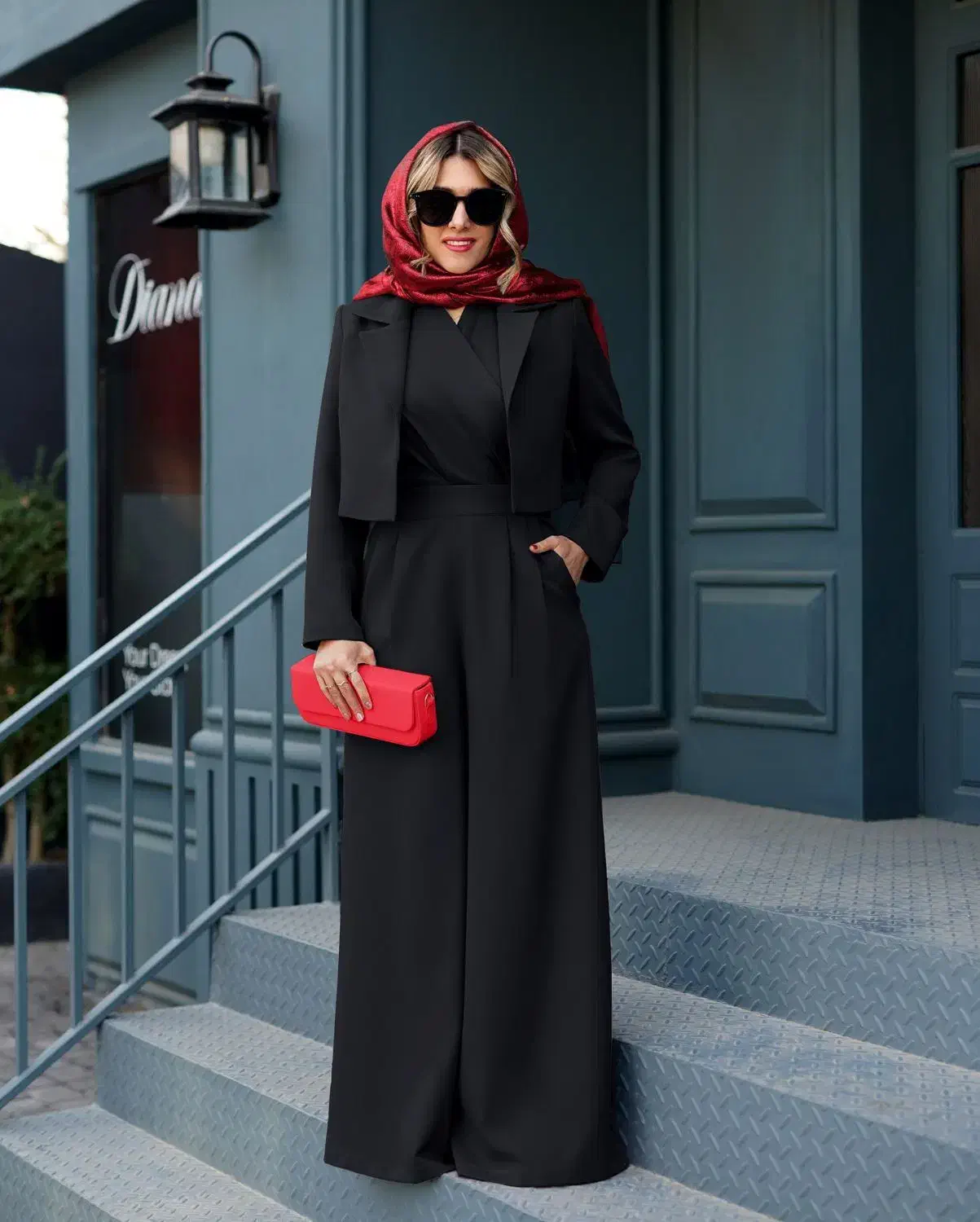 لباس زنانه|لباس|رباطکریم, رباطکریم|دیوار