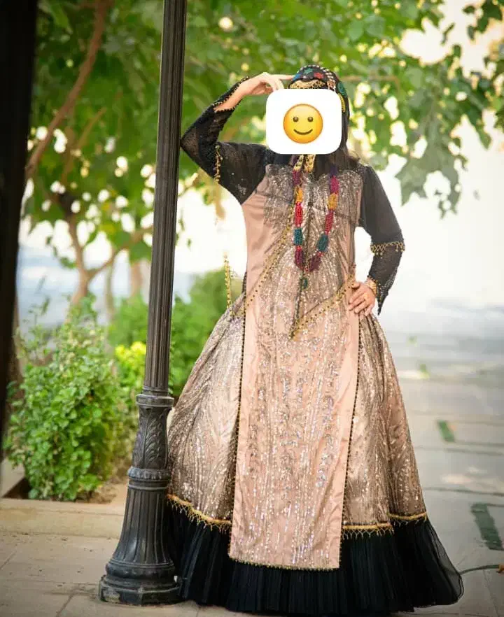 لباس محلی|لباس|شیراز, قلعه نو|دیوار