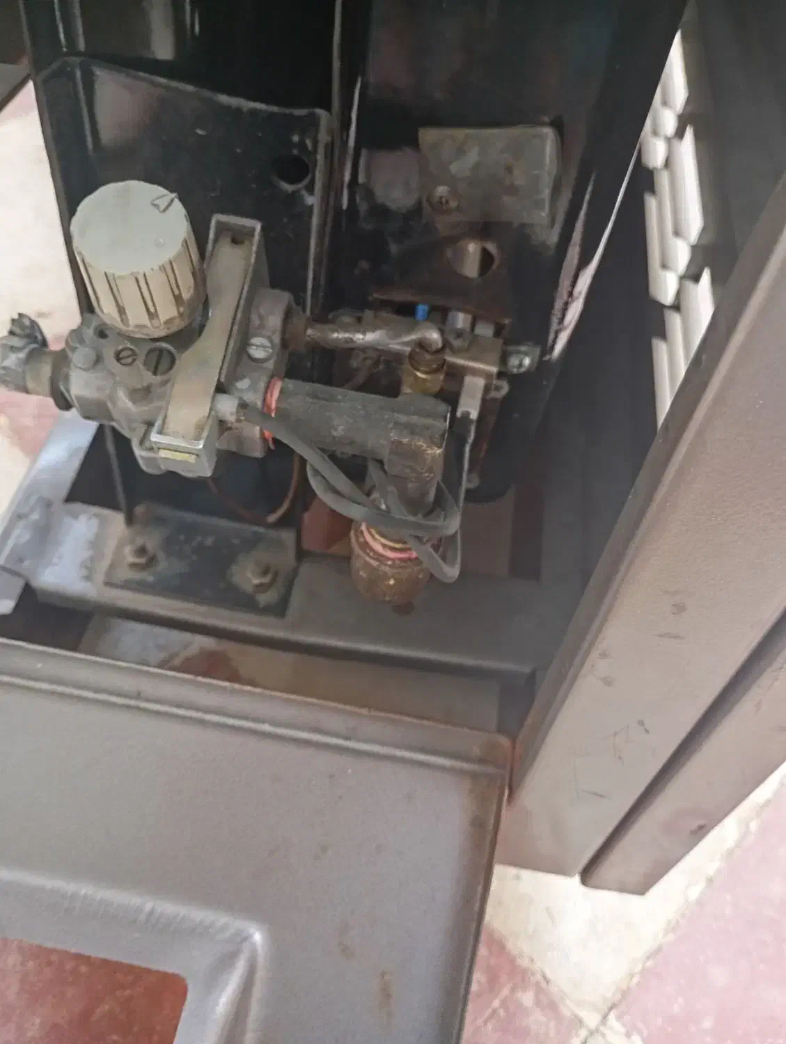 بخاری مبلی اونیورسال قدیمی سالم|بخاری، هیتر، شومینه|مرودشت, استادیوم‎|دیوار