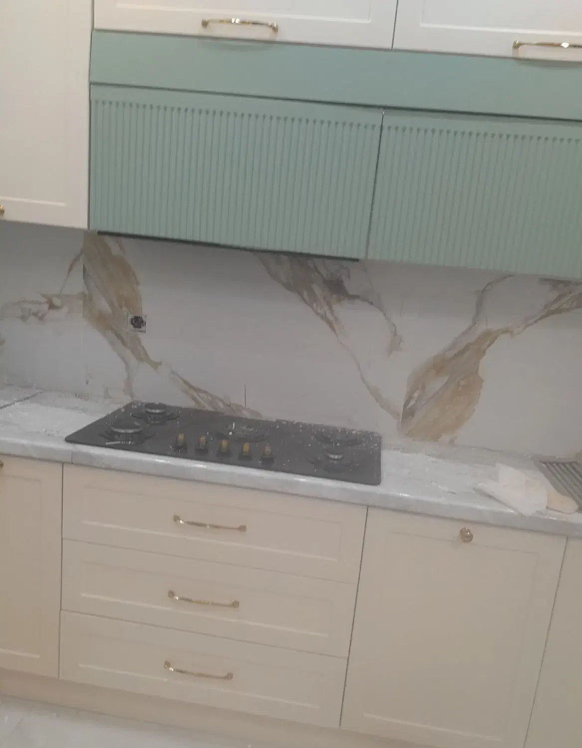 نصب  قرنیز کاشی  بین کابینتی چسبی حمام وتمام واحد|خدمات پیشه و مهارت|بیرجند, |دیوار