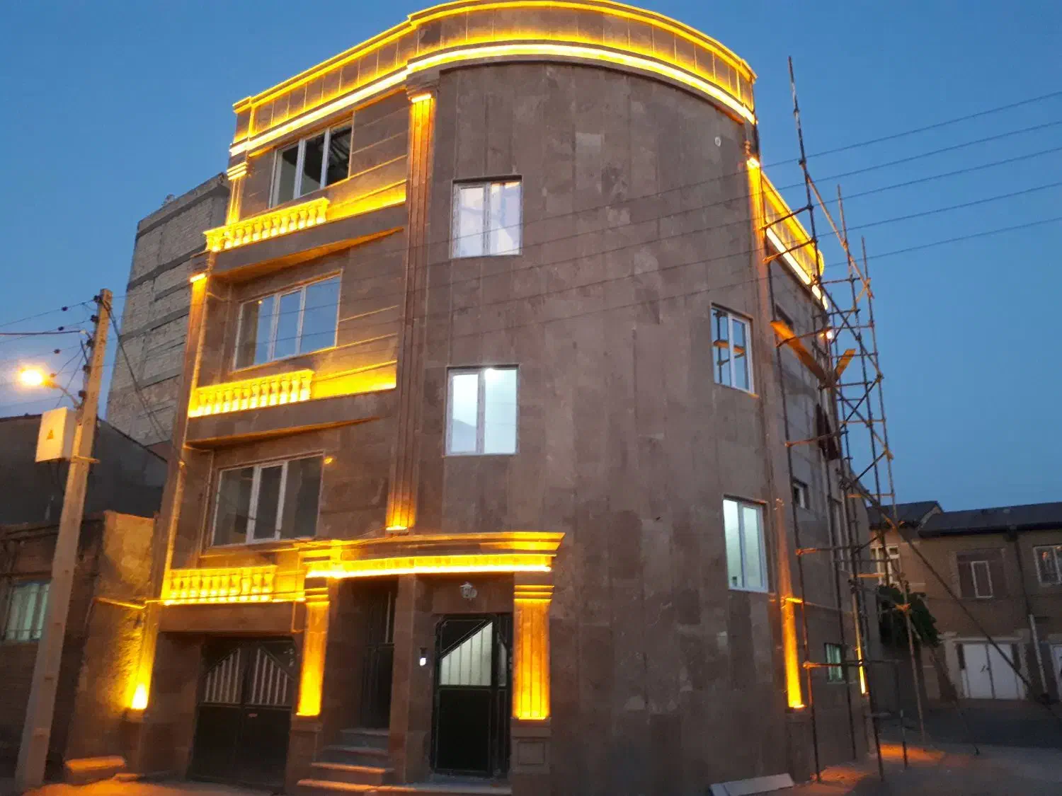 سیم کشی و برق کاری ساختمان و اداره ها|خدمات پیشه و مهارت|ارومیه, |دیوار