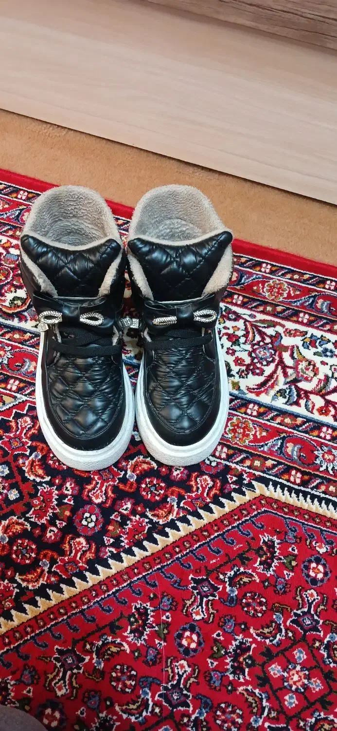 کاپشن.کفش|لباس|آذرشهر, |دیوار