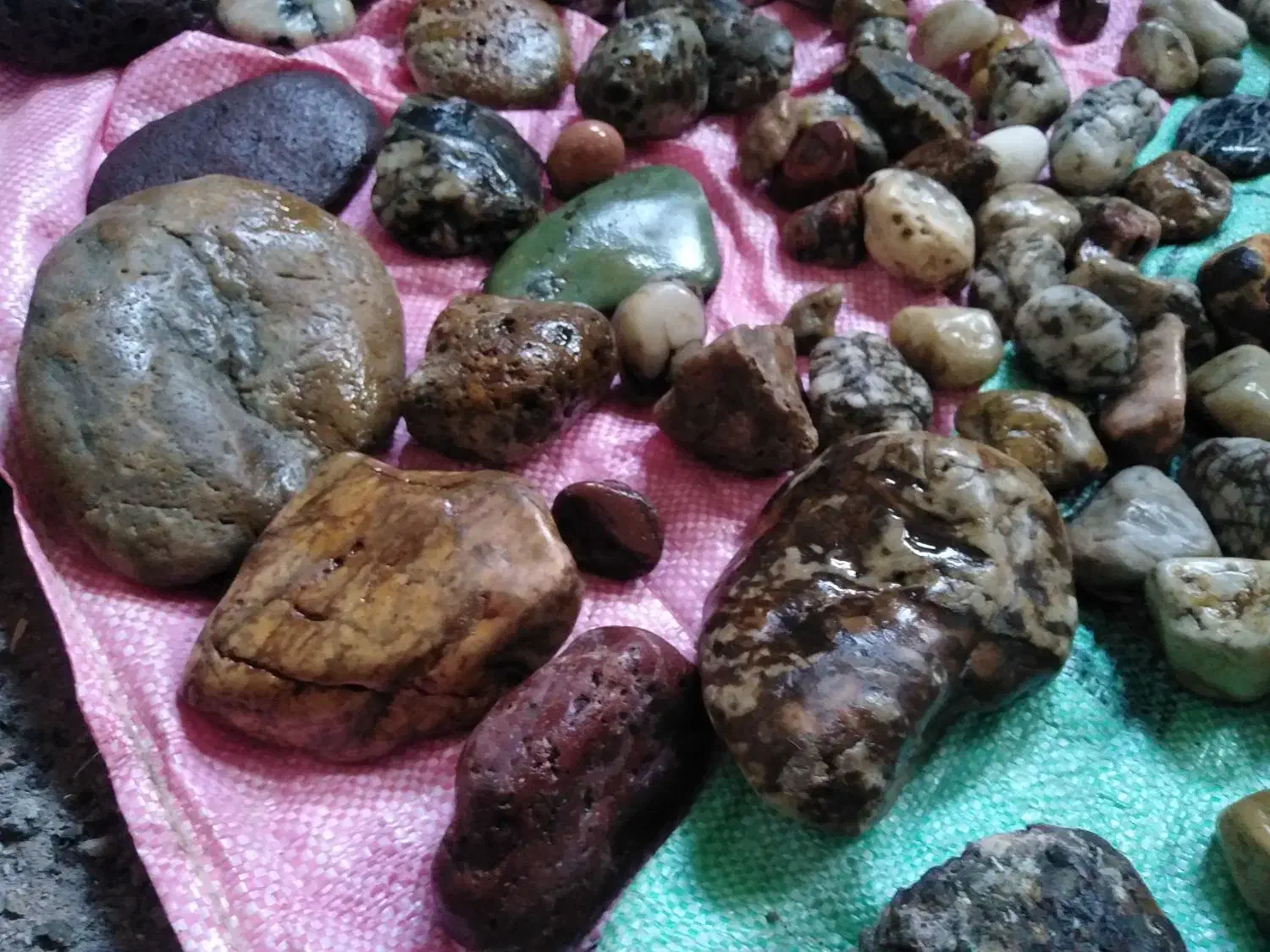 فروش تعدادی سنگ تزئینی|جواهرات|لاهیجان, انقلاب|دیوار