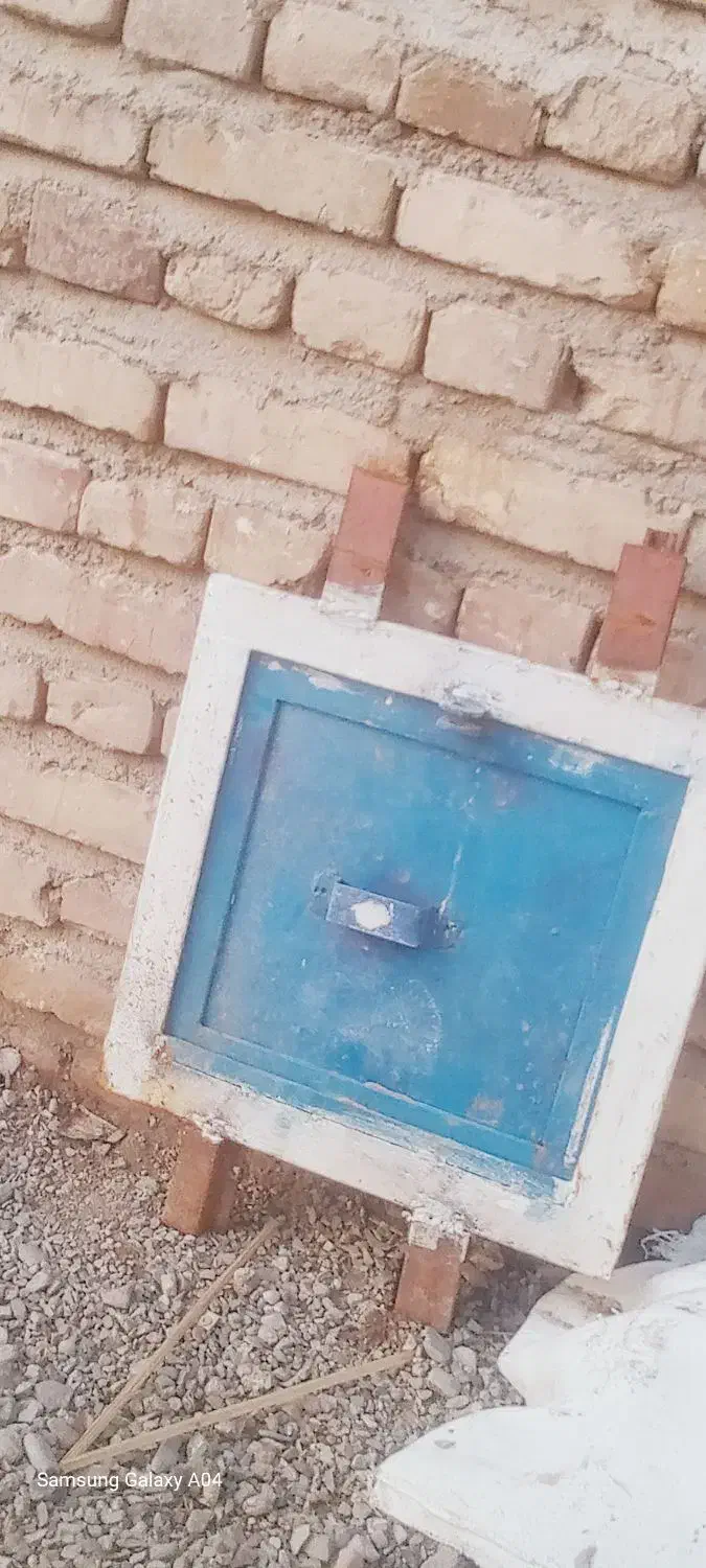 در اغول|پرنده|بمپور, |دیوار