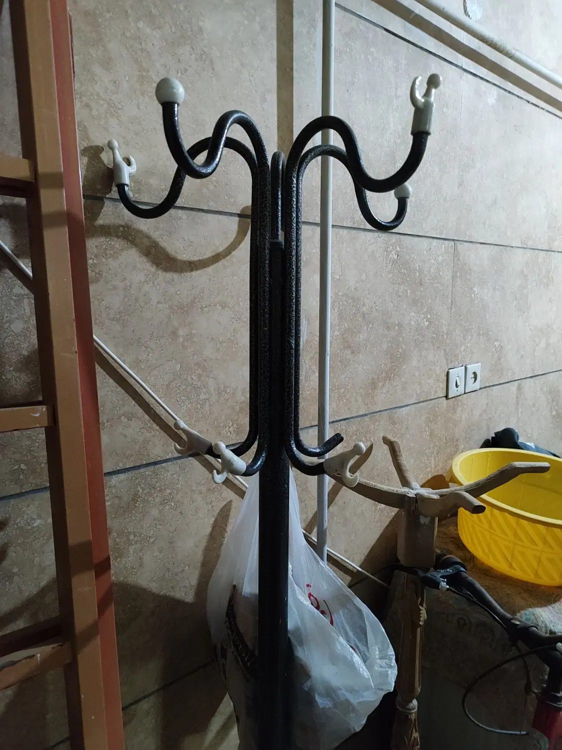 جالباسی|بندرخت و رختآویز|مشهد, شهید آوینی|دیوار
