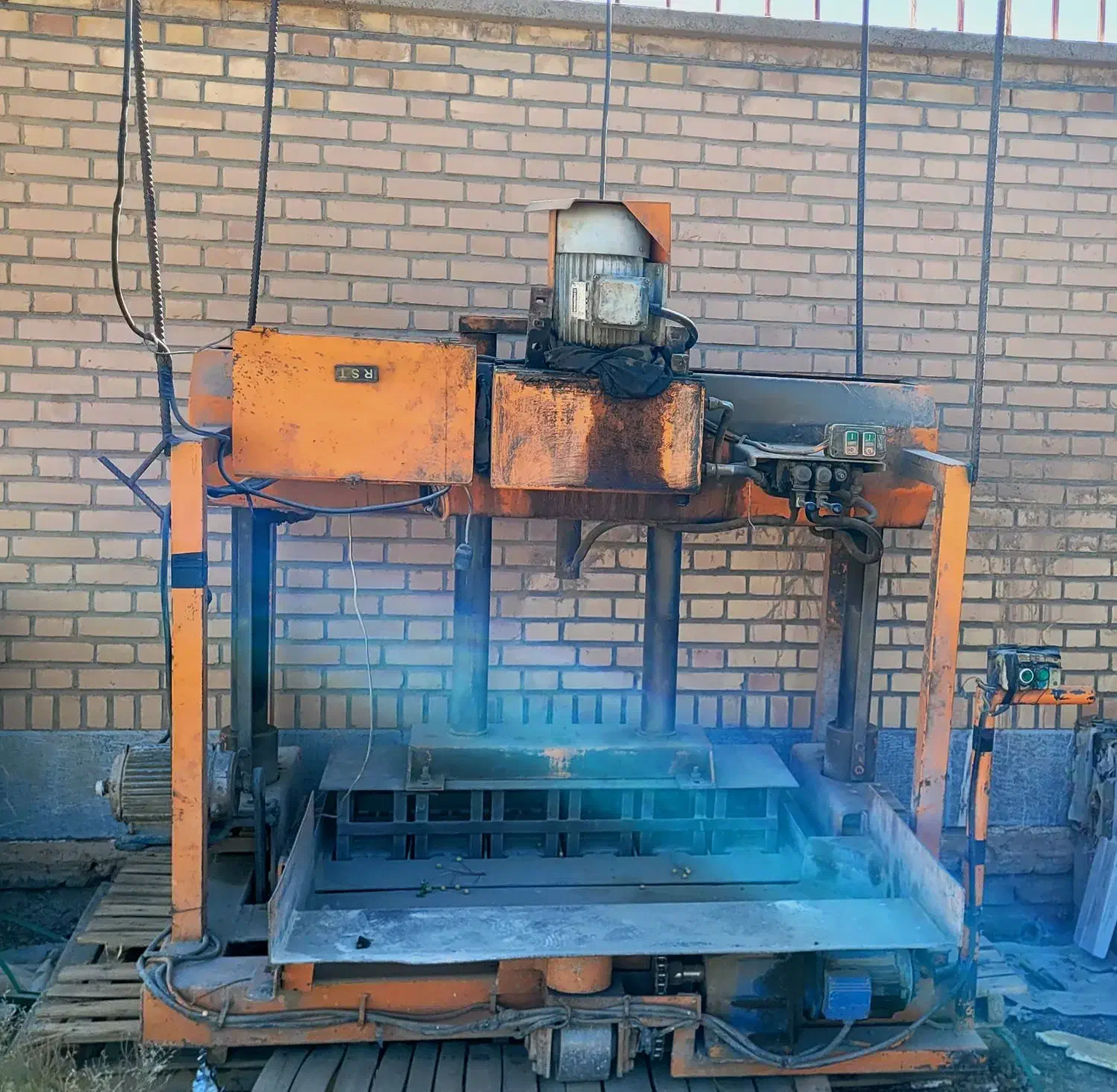 دستگاه بلوکه زنی نیمه اتوماتیک ۶ تایی|ماشین‌آلات صنعتی|فردوس (خراسان), |دیوار