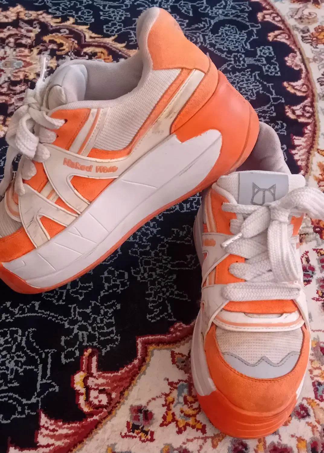 کفش کتونی|کیف، کفش، کمربند|نیشابور, خط کاشمر|دیوار