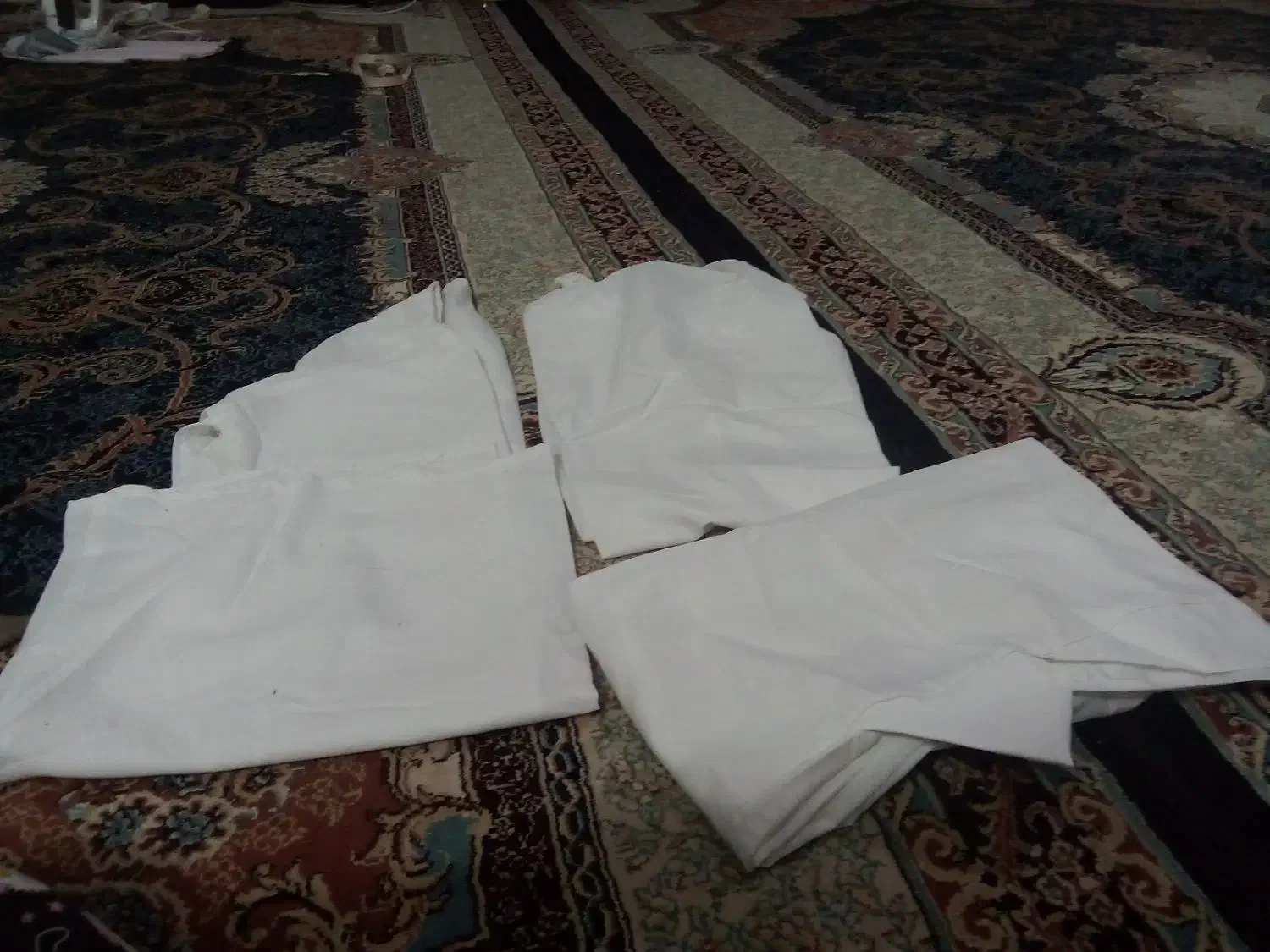 لباس سفید جهت زیارت خانه خدا|لباس|تربت‌حیدریه, حسنی بالا|دیوار