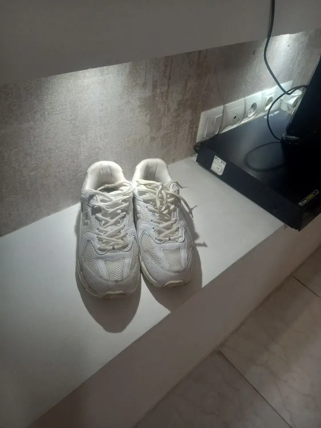 کتانی اسپرت نیوبالانس|کیف، کفش، کمربند|رشت, نخودچر|دیوار