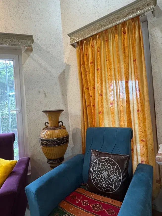 میز نهارخوری،پرده،گلدان کنارسالنی،پلوپز،لوستر|میز و صندلی غذاخوری|نوشهر, |دیوار