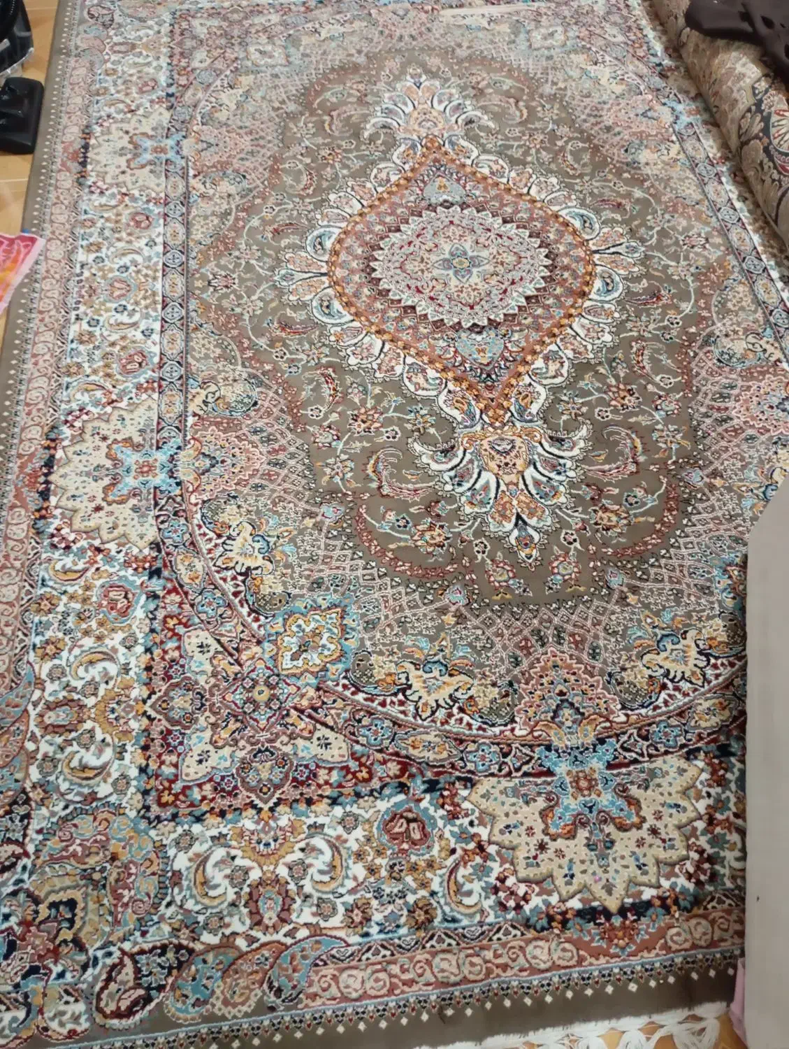 فرش ۶ متری یکم پارگی دارع|فرش|اقبالیه, |دیوار