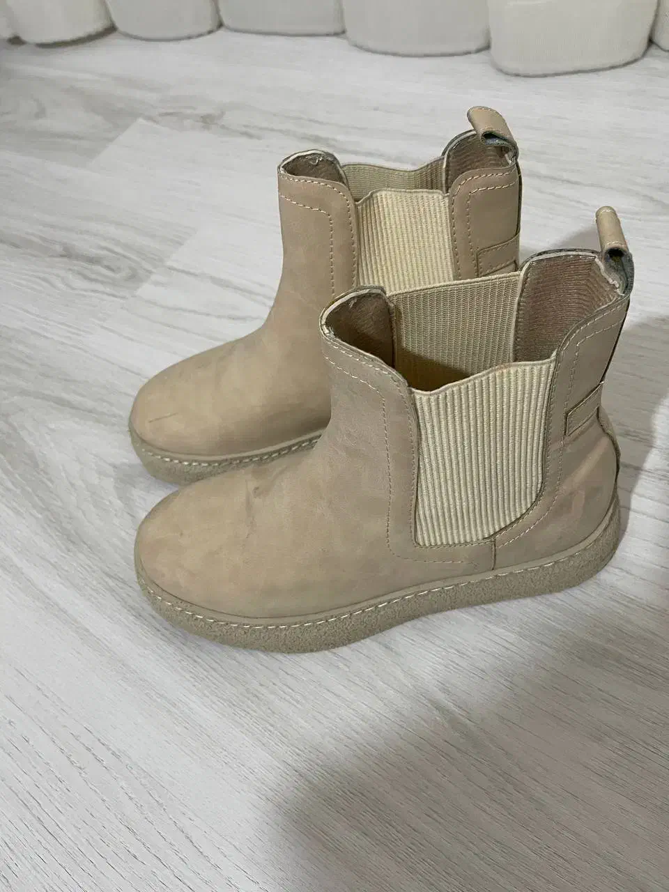 بوت دخترانه|کیف، کفش، کمربند|میانه, |دیوار