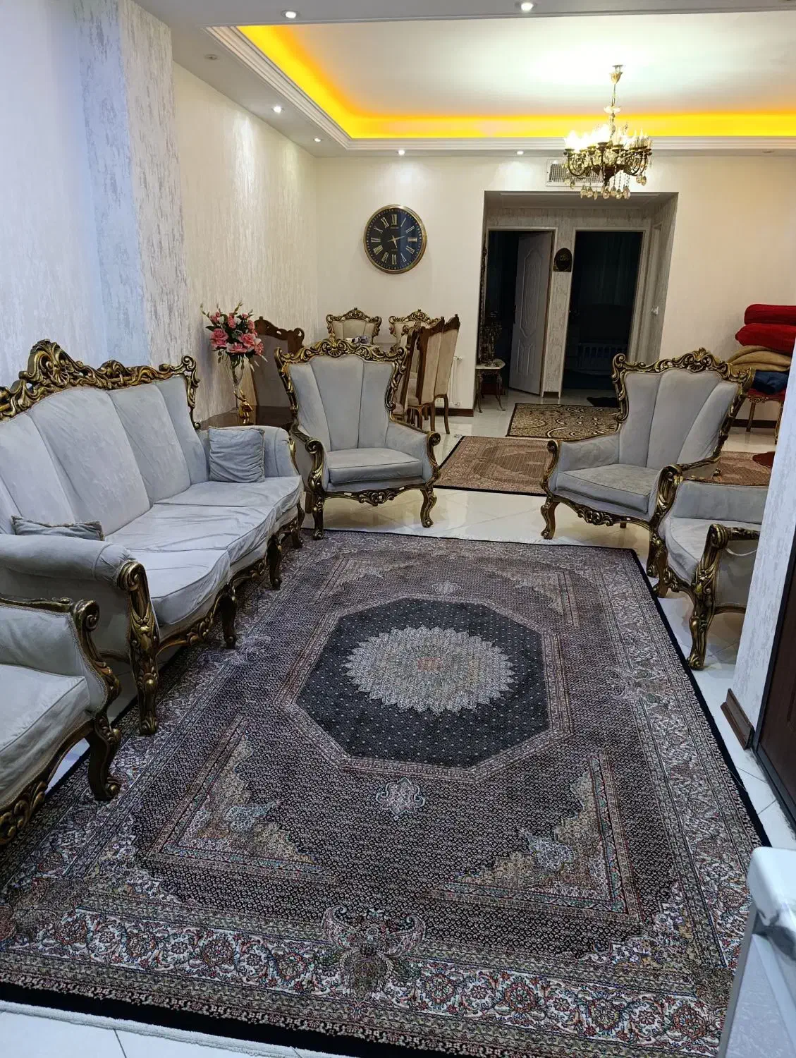 مبل سلطنتی هفت نفر با میز نهارخوری ۸نفره|مبلمان خانگی و میز عسلی|تهران, اسفندیاری|دیوار