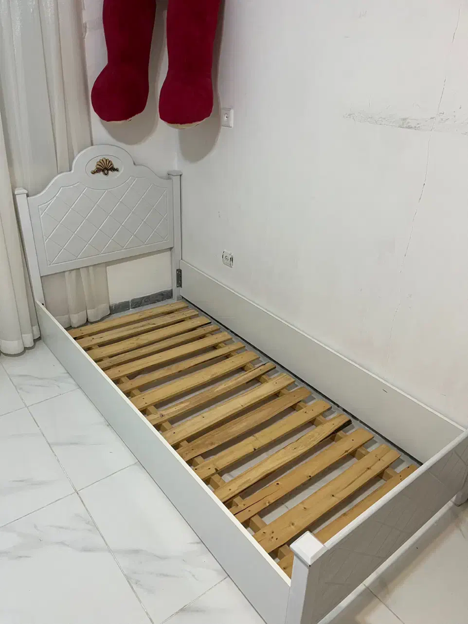 دو عدد تخت یک نفره با کفی|تخت و سرویس خواب|همدان, |دیوار