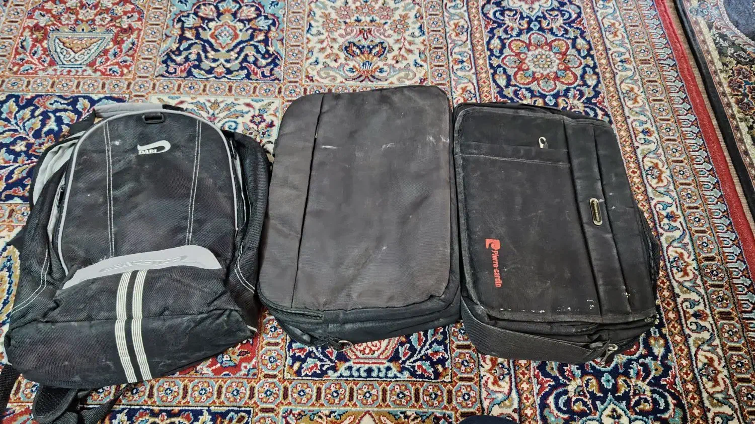 3 عدد کیف|کیف، کفش، کمربند|مبارکه, |دیوار