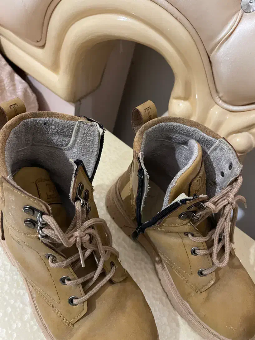 نیم بوت تیمبرلند خارجی سایز ۳۵|کیف، کفش، کمربند|خوی, |دیوار