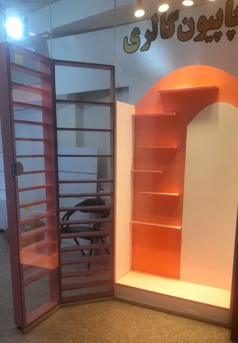 ویترین صورتی و صندلی|بوفه، ویترین، کنسول|همدان, |دیوار