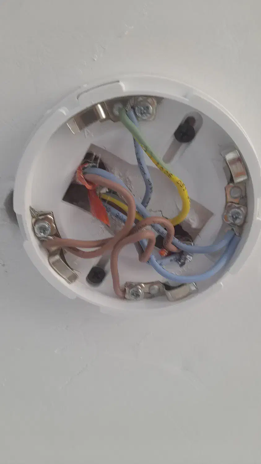 برقکاری و سیم کشی ساختمان با مناسب ترین قیمت|خدمات پیشه و مهارت|زنجان, |دیوار