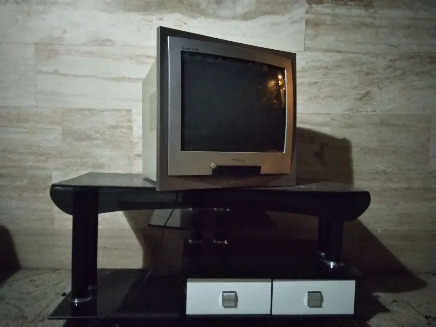 ۲ عدد میز تلویزیون و دکوری ویترین|میز تلویزیون|شازند, |دیوار