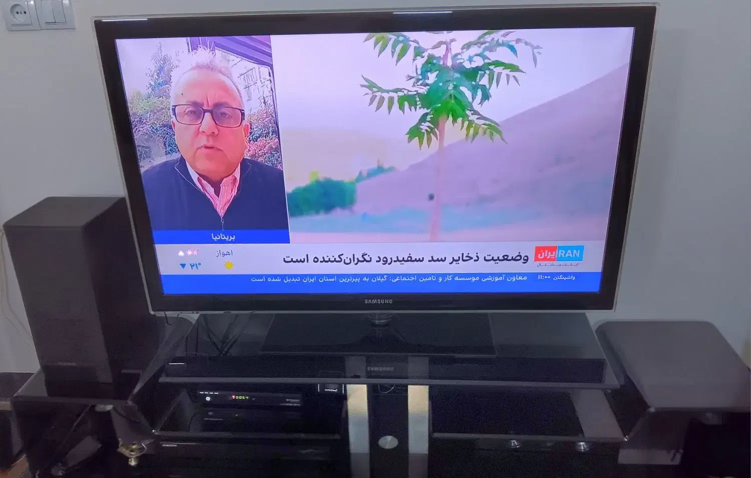 تلویزیون سامسونگ و میز تلویزیون|تلویزیون و پروژکتور|شیراز, شهرک گلدشت حافظ‎|دیوار