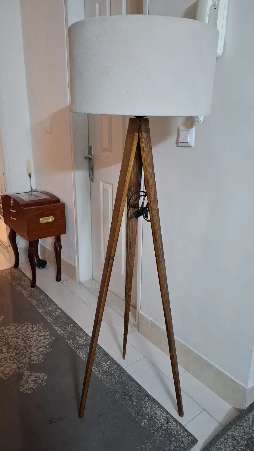 آباژور کنار سالنی چوبی مدل سه پایه|چراغ خواب و آباژور|مهاجران, |دیوار