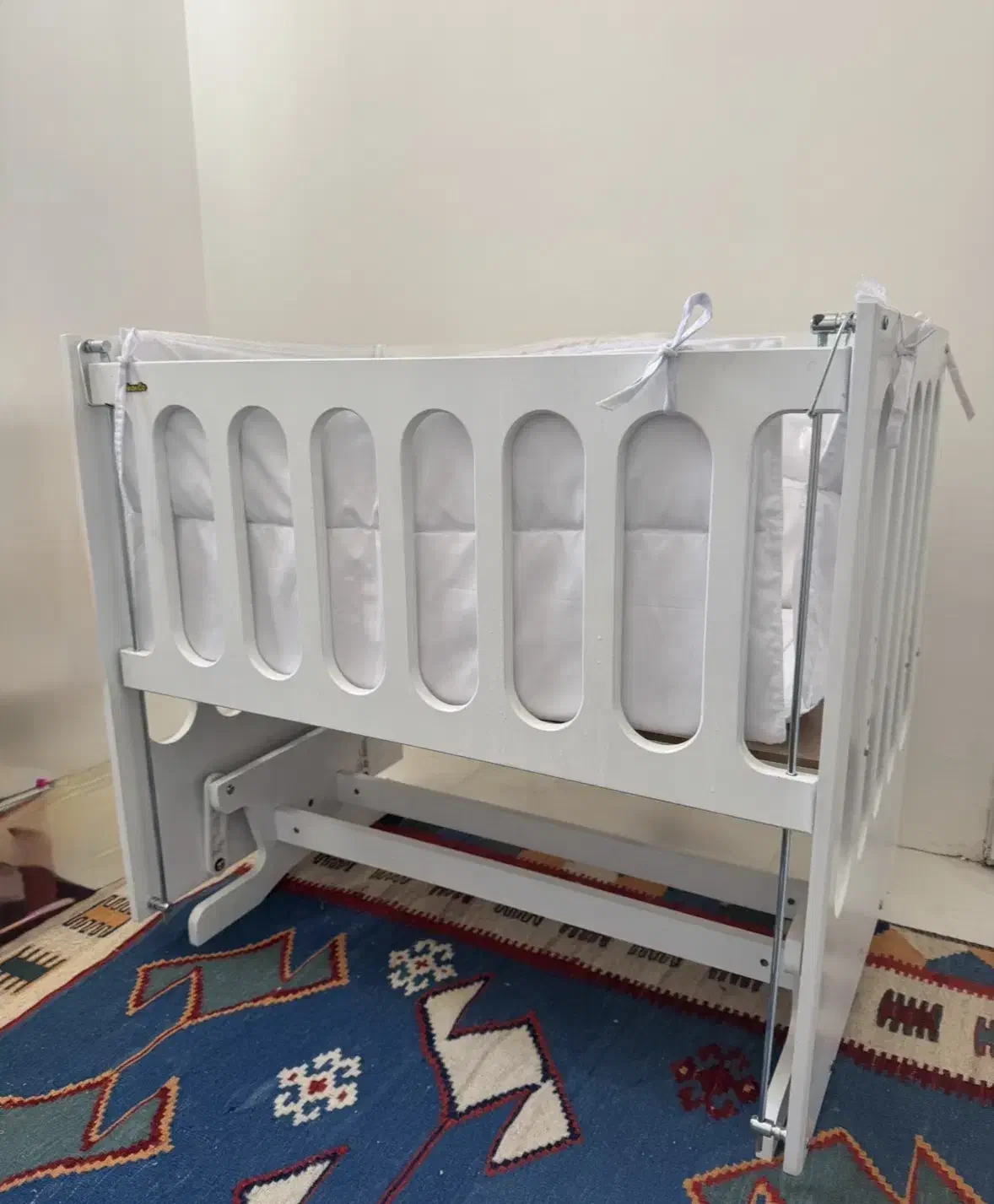 تخت کنارمادر دیوانکو|تخت و صندلی بچه|شیراز, شهرک گلستان شمالی|دیوار