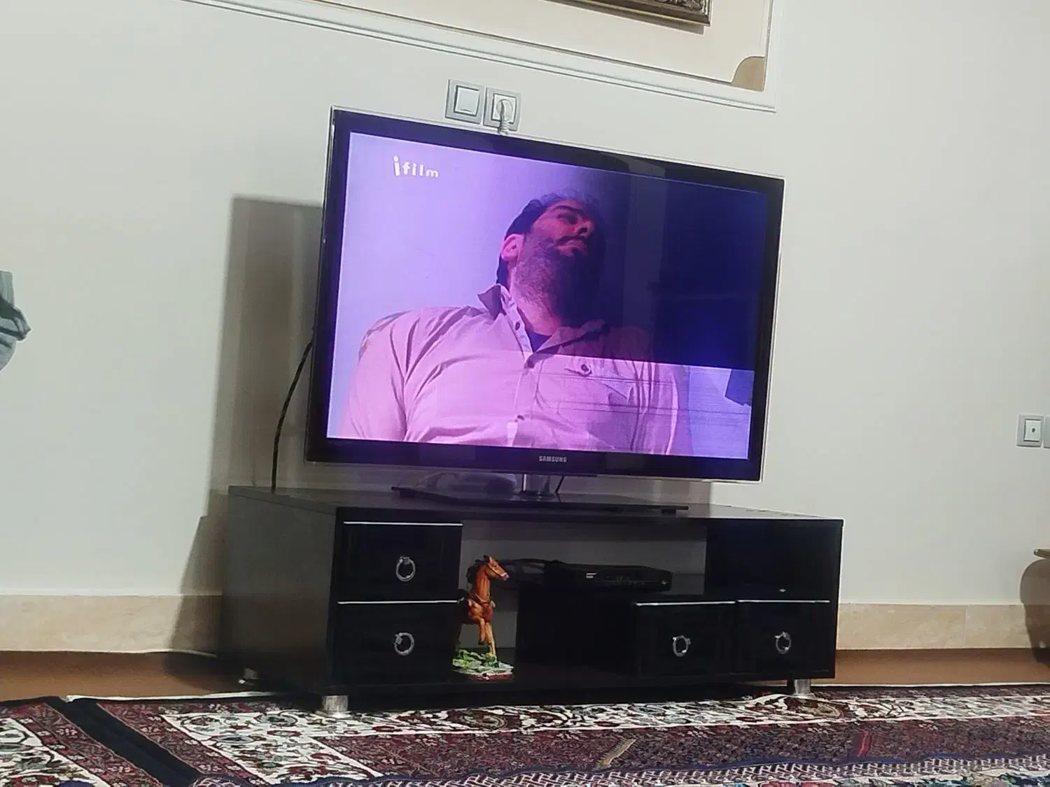 میز و تلویزیون|تلویزیون و پروژکتور|زنجان, |دیوار