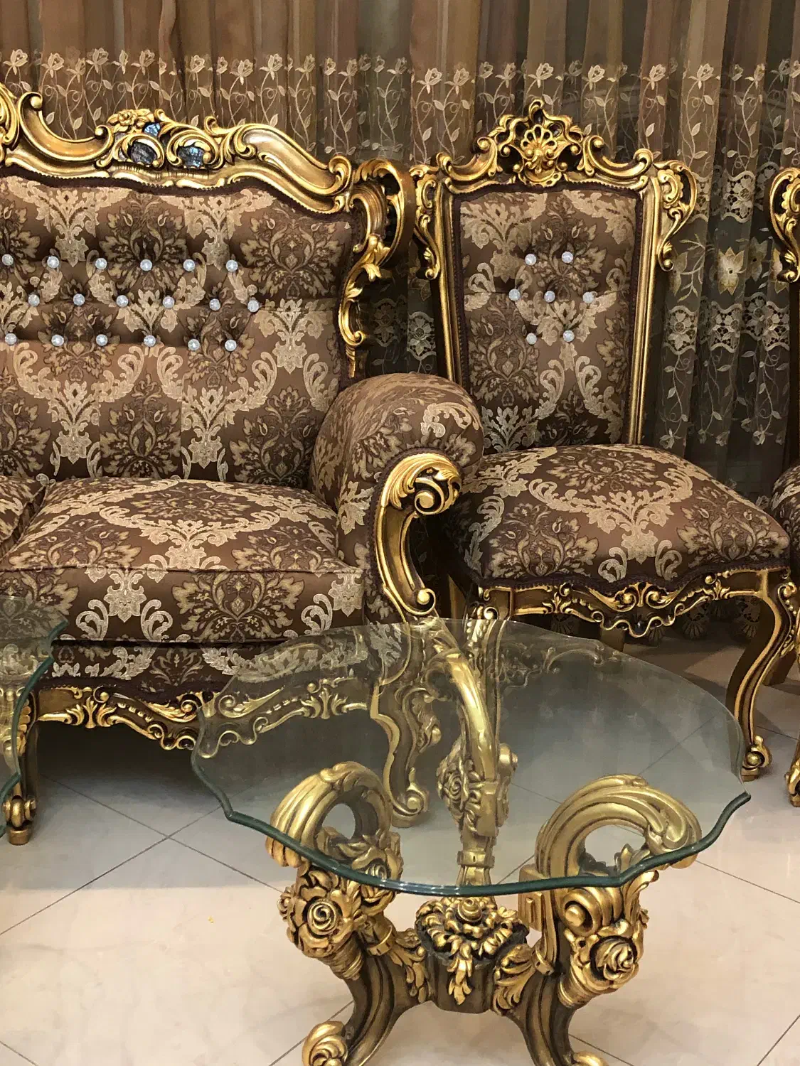 مبلمان سلطنتی همراه میز وسط و ۲ میز عسلی در حد نو|مبلمان خانگی و میز عسلی|قزوین, |دیوار